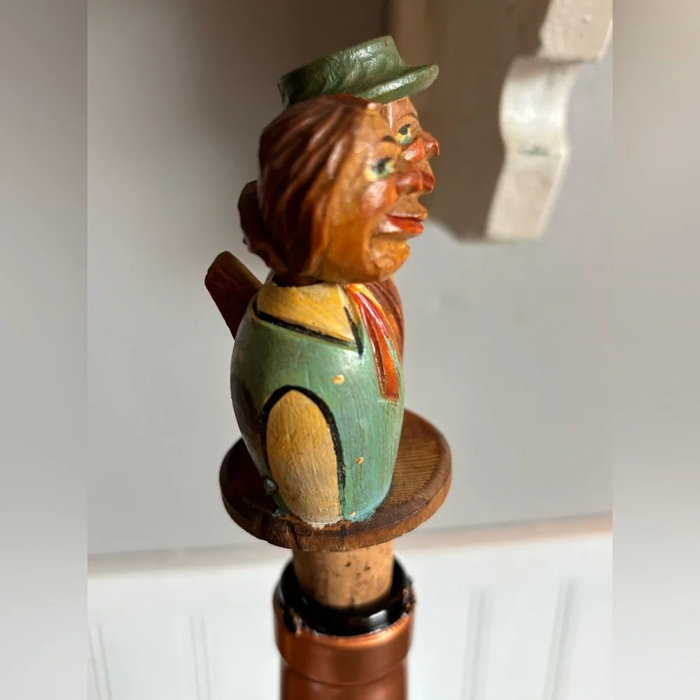 VINTAGE HAND-CARVED HAND-PAINTED KISSING COUPLE WINE BOTTLE CORK STOPPER